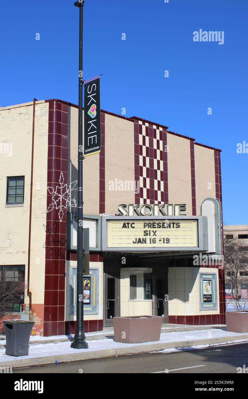 Das Skokie Theatre ist im Winter ein modernes Gebäude in der Innenstadt von Skokie, Illinois Stockfoto