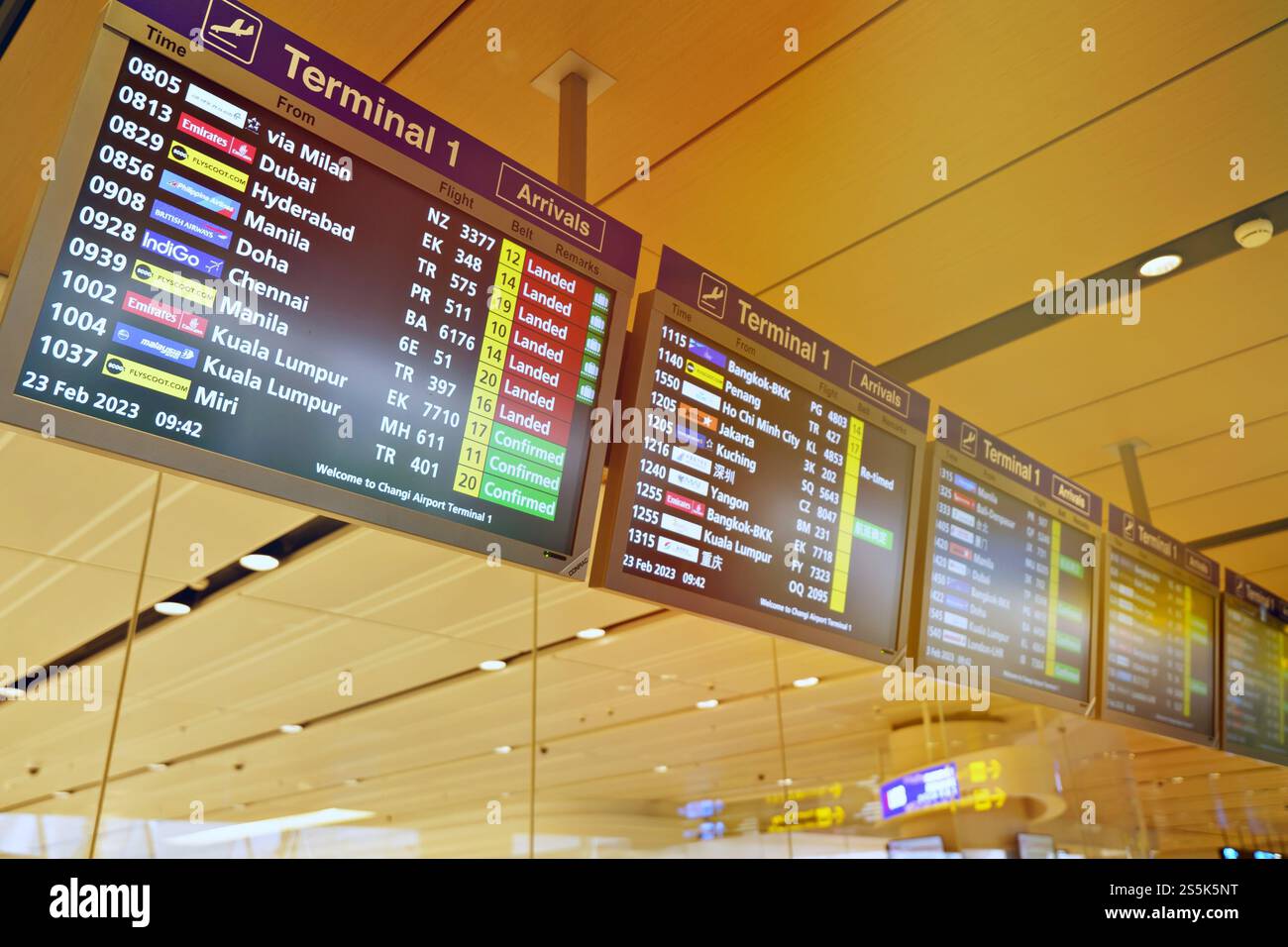 Fluginformationstafel am Flughafen Singapur Changi 31. März 2023 Fluginformationstafel und -Maschine im Flughafenterminal Stockfoto