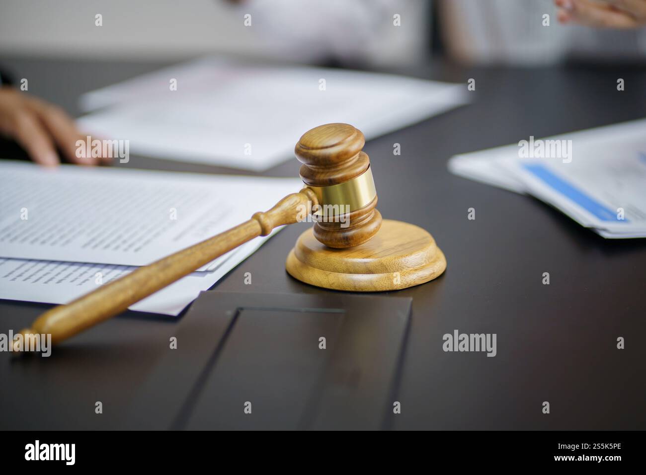 Hammer Hammer auf Rechtsanwalt Schreibtisch Richter Stockfoto