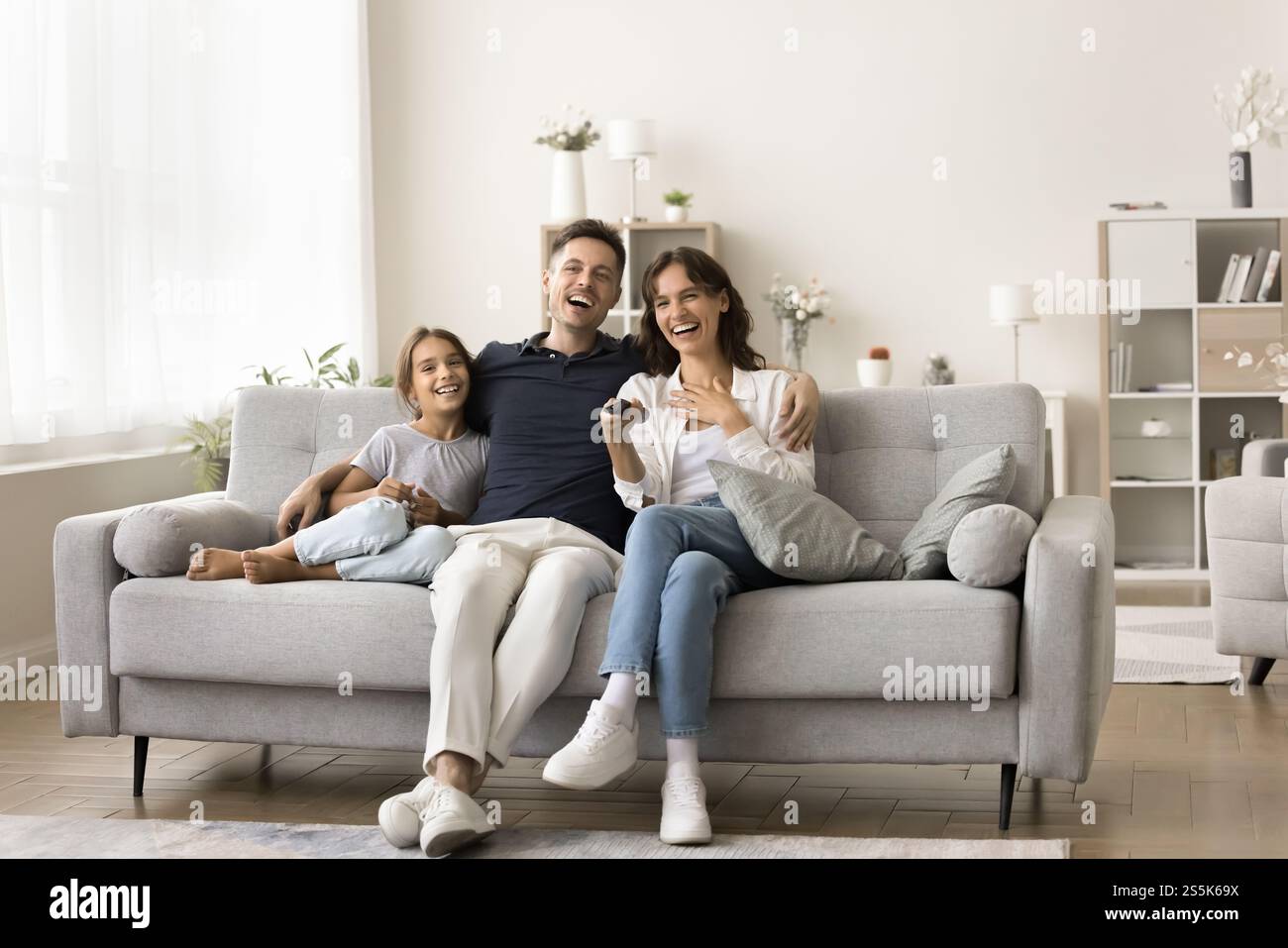 Familienmitglieder, lachen, sich Comedy-Filme ansehen oder Bildungsprogramme anschauen Stockfoto