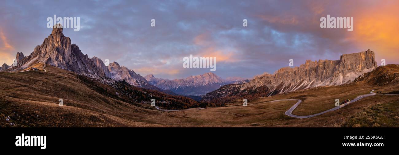 Italienische Dolomiten (Ra Gusela Felsen vor) friedliche Abenddämmerung Panorama vom Giau Pass. Malerisches Klima, Umwelt und Wetter Stockfoto