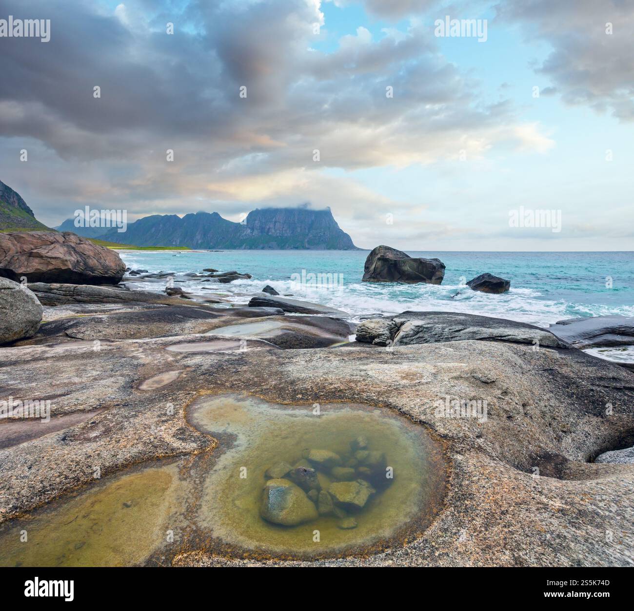 Haukland steiniger Strand Sommer Blick (Norwegen, Lofoten). Stockfoto