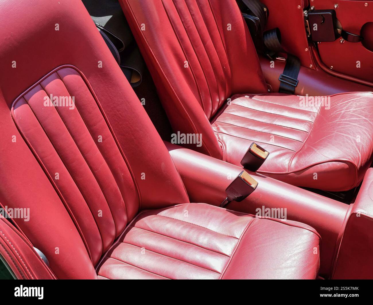 Luxuriöses rotes Interieur eines Sportwagens der 1950er Jahre mit exquisiter Lederverarbeitung an Sitzen und Inneneinrichtung, Deutschland, Dyck Castle, Classic Days Stockfoto