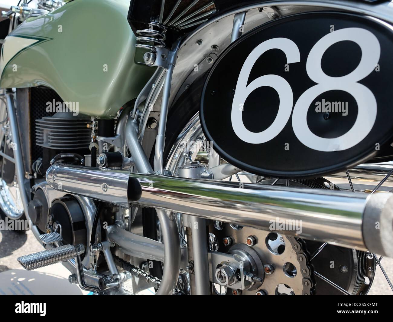 Detailaufnahme eines alten deutschen Rennmotorrads aus den 1950er Jahren, Motor mit Chrom-Auspuffanlage, städtischem grünem Tank und Startnummernschild, Deutschland Stockfoto