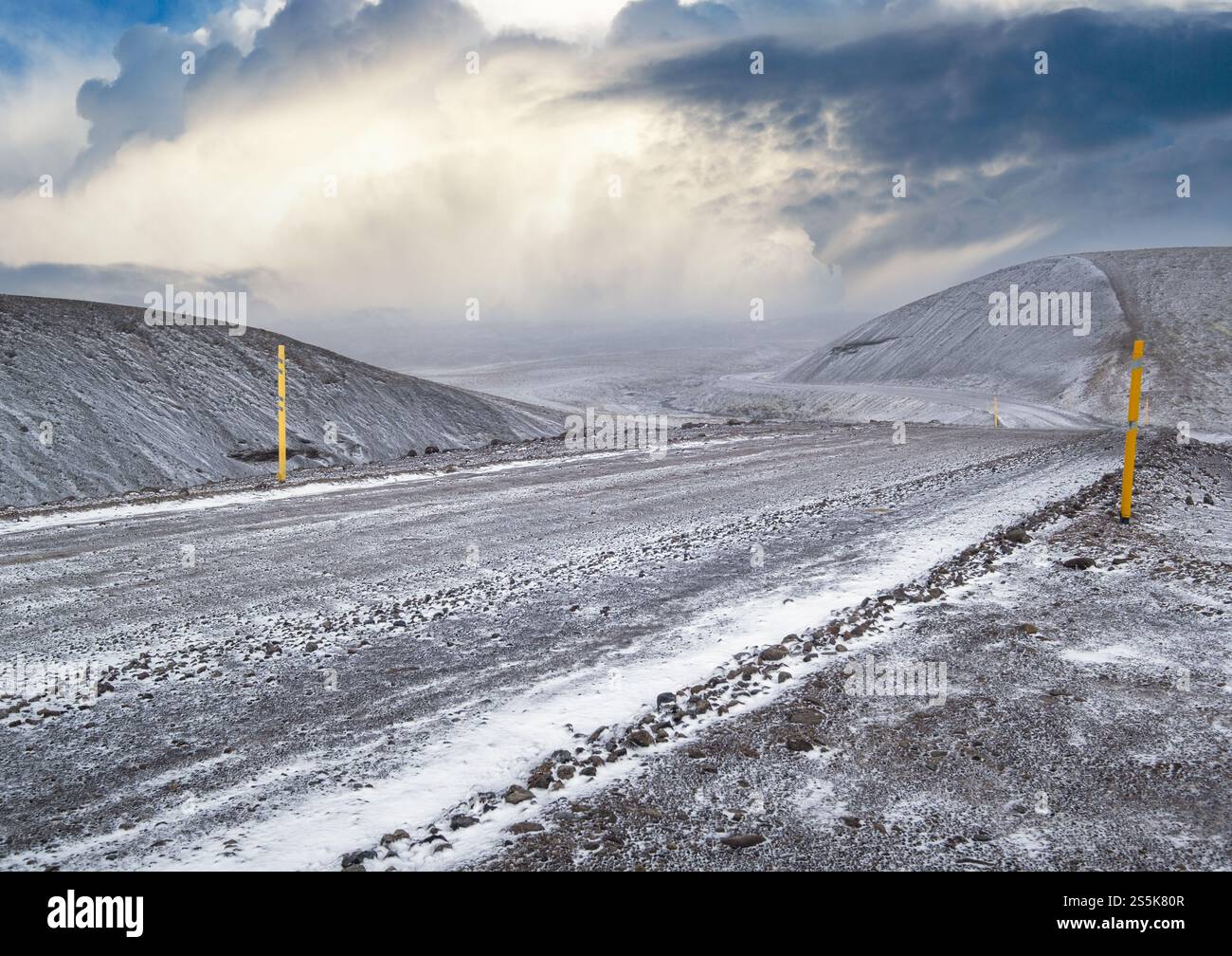 Der Winter kommt. Blick auf die Berge entlang der Kjolur Highland Road F35, Island, Europa. Herbstschneesturm beginnt. Stockfoto