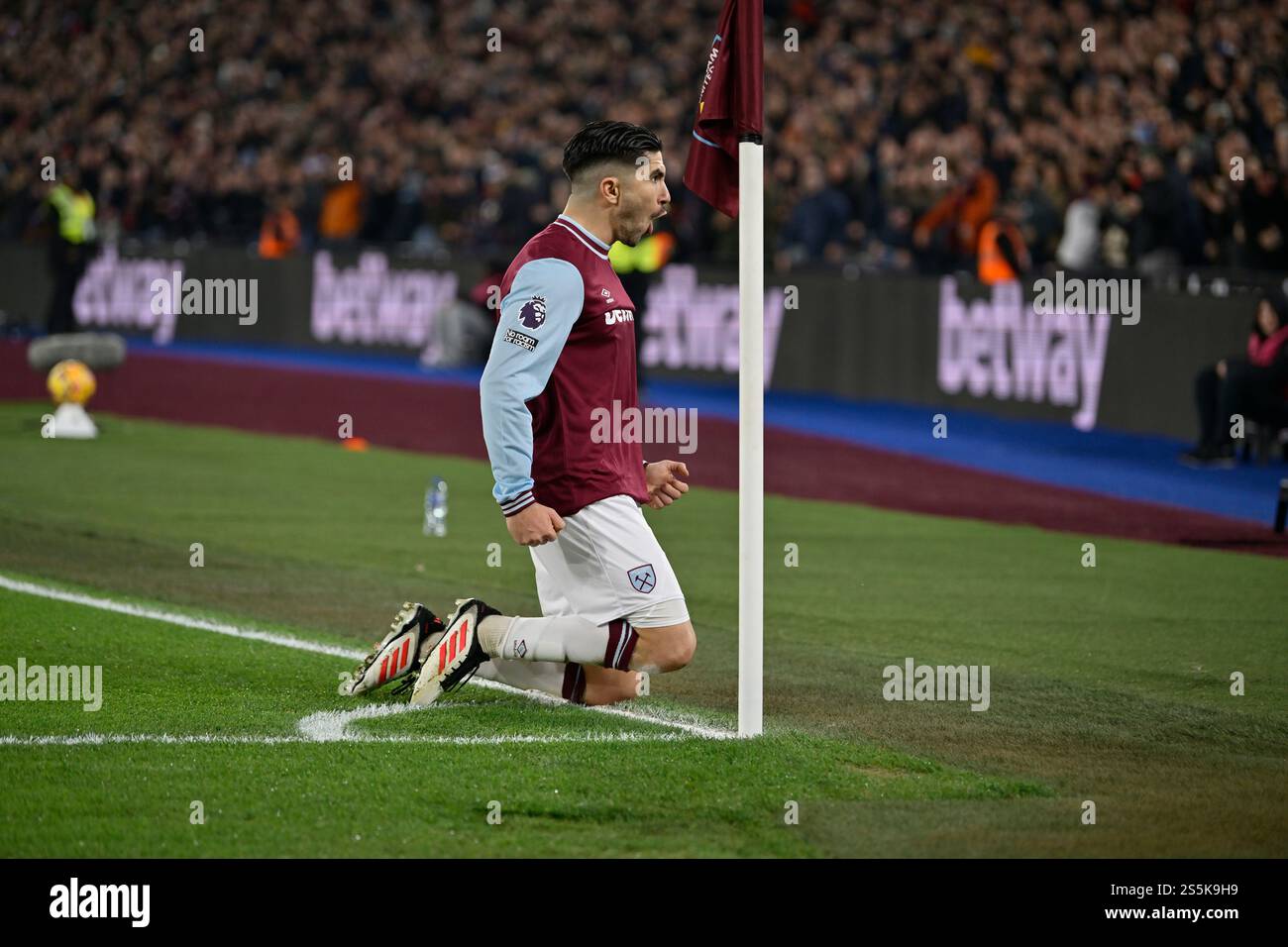 London, Großbritannien. Januar 2025. TORSCHÜTZE Carlos Soler von West Ham Utd eröffnet das TOR während des Spiels West Ham vs. Fulham Premier League im London Stadium Stratford. Dieses Bild ist NUR für REDAKTIONELLE ZWECKE bestimmt. Für jede andere Verwendung ist eine Lizenz von Football DataCo erforderlich. Quelle: MARTIN DALTON/Alamy Live News Stockfoto