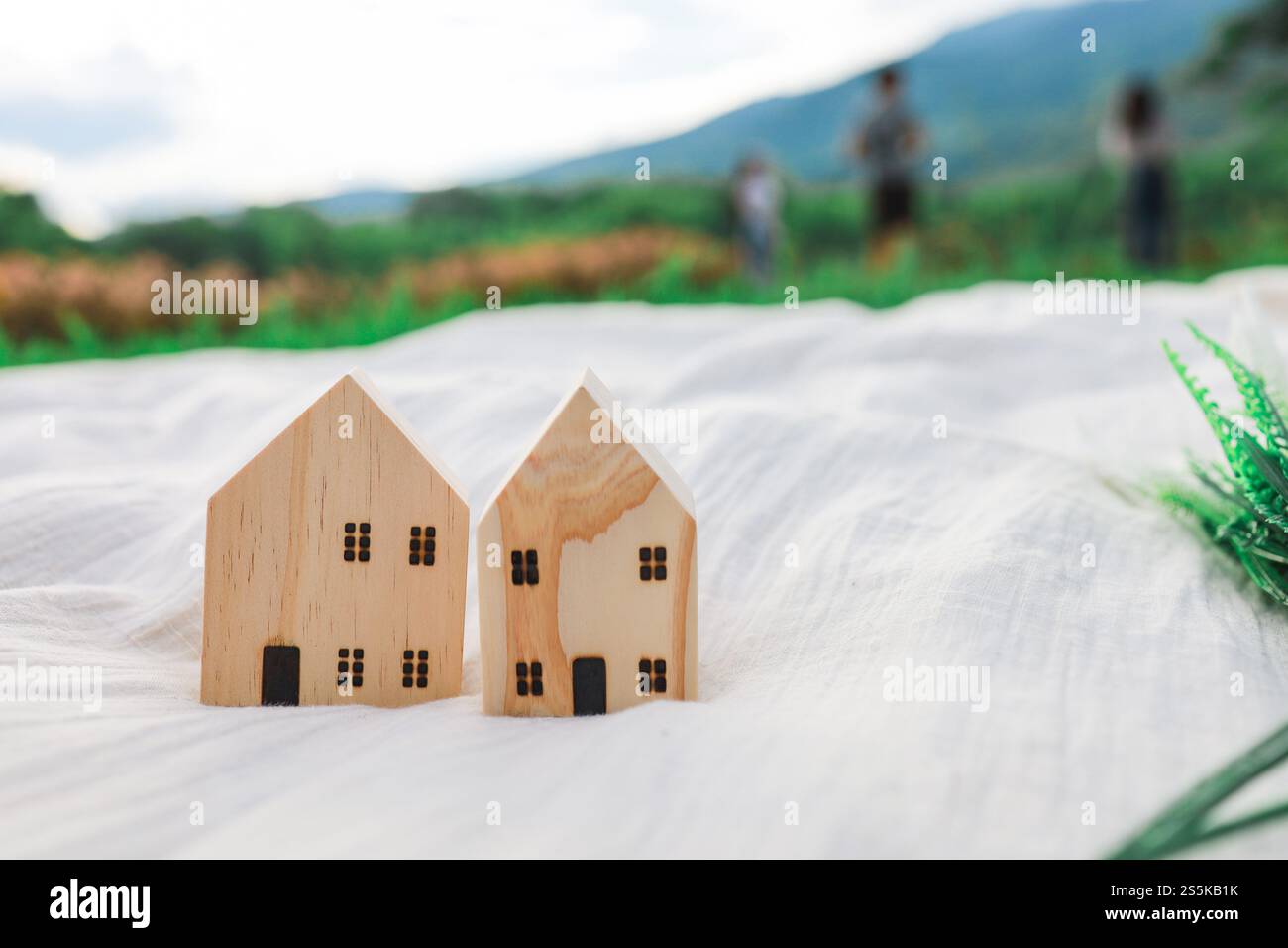 Leerer Picknickplatz auf Wiese mit Kopierraum Modellraum für Text Stockfoto