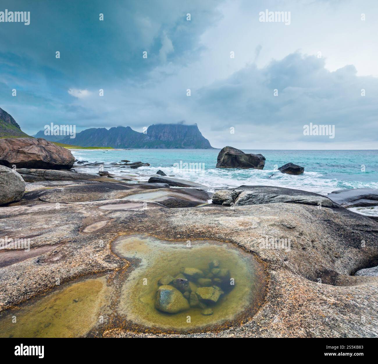 Haukland steiniger Strand Sommer Blick (Norwegen, Lofoten). Stockfoto
