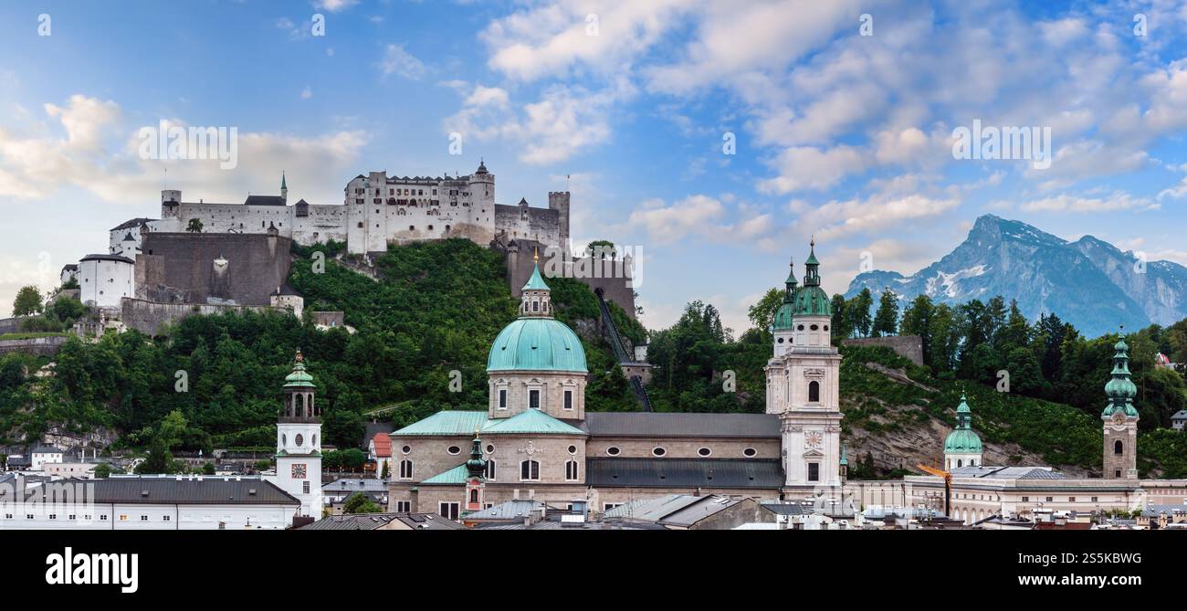 Abendlicher Sommer Salzburg Stadtblick von oben mit dem Salzburger Dom, der Festung Hohensalzburg auf der Bergspitze und den Berggipfeln der Alpen in der Ferne Stockfoto