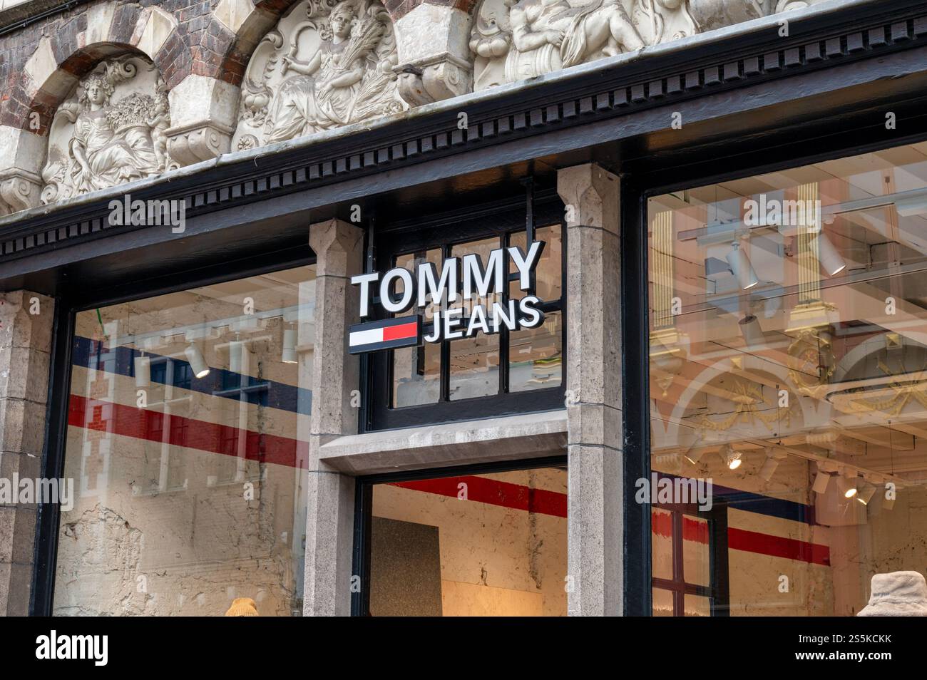 Brügge, Belgien, 27. September 2024: Die Vorderseite des Tommy Jeans-Ladens in Brügge Stockfoto