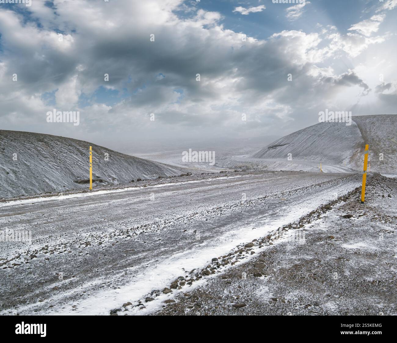 Der Winter kommt. Blick auf die Berge entlang der Kjolur Highland Road F35, Island, Europa. Herbstschneesturm beginnt. Stockfoto