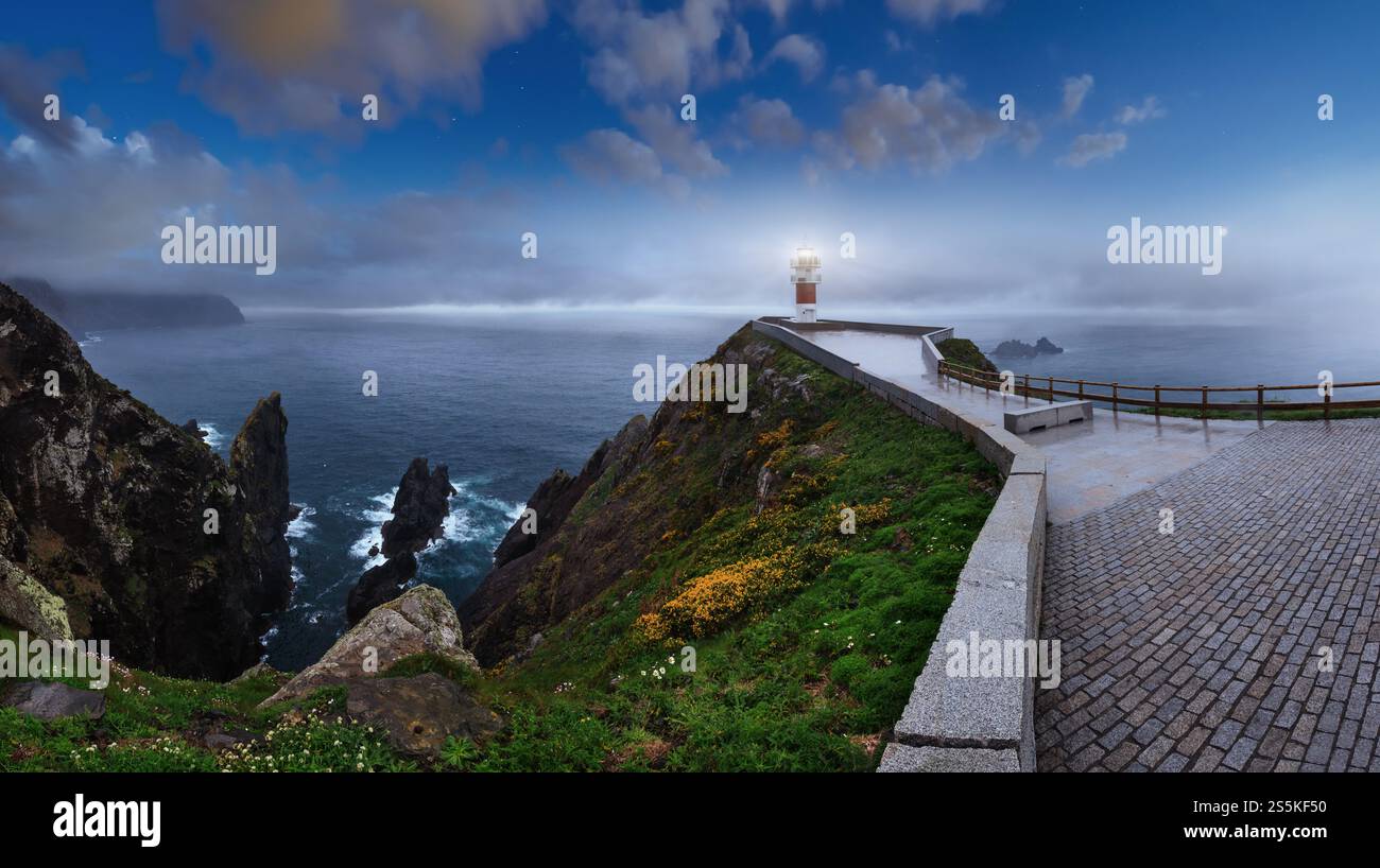 Leuchtturm am Kap Ortegal (Provinz A Coruna, Galicien, Spanien). Sommerabend nach Regen. Stockfoto