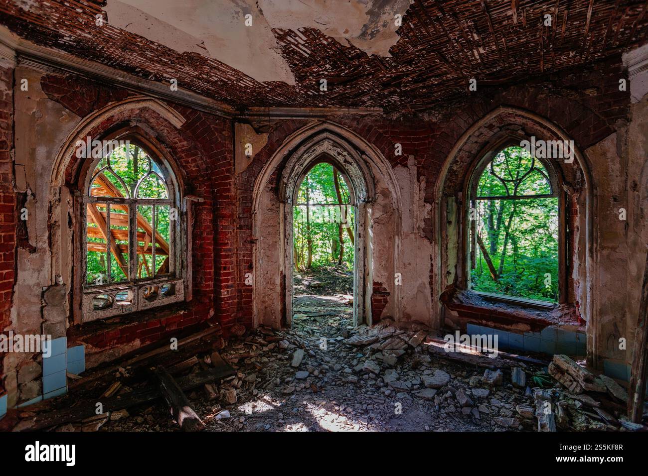 Im Inneren des alten zerstörten verlassenen historischen Herrenhauses im gotischen Stil. Stockfoto