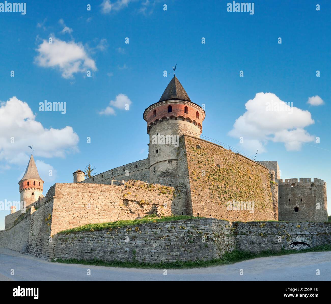 Die Burg Kamianets-Podilskyi (Oblast Khmelnytskyi, Ukraine) ist eine ehemalige polnische Burg, die eines der sieben Weltwunder der Ukraine ist. Erbaut Anfang 14 Stockfoto