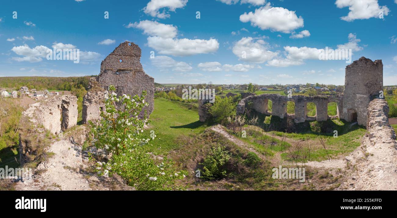Frühlingsblick auf die Ruinen der Burg Sydoriv (erbaut in den 1640er Jahren). Sydoriv Dorf, 7 km südlich von Husiatyn Stadt, Region Ternopil, Ukraine. Stockfoto