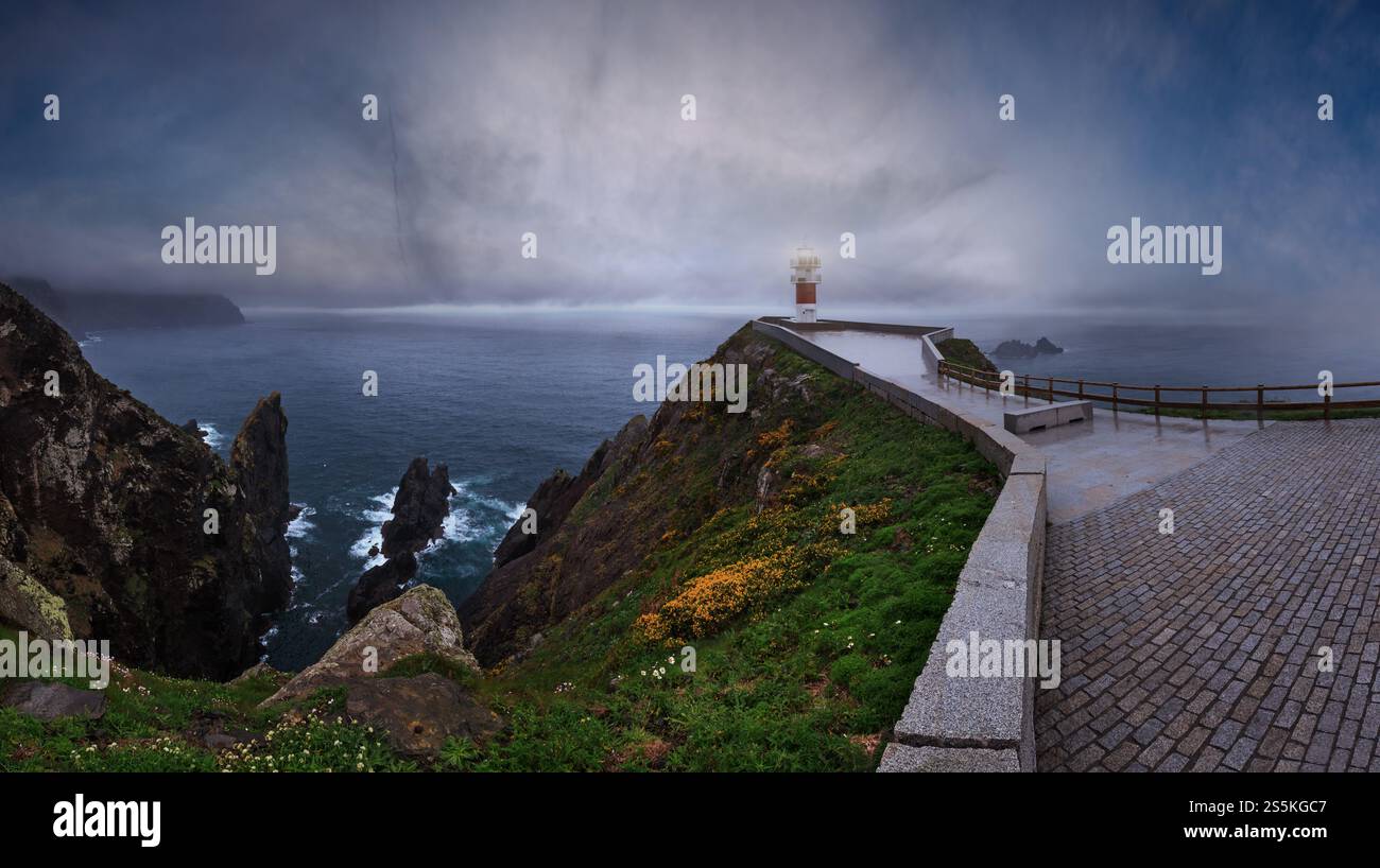 Leuchtturm am Kap Ortegal (Provinz A Coruna, Galicien, Spanien). Im Sommer regnete es am späten Abend. Stockfoto