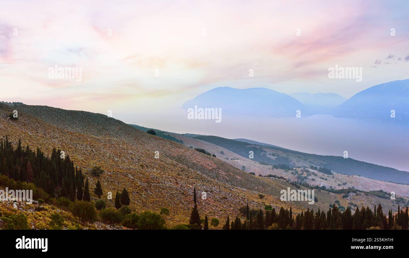 Draufsicht der Sommer trüben Abend am Meer (Kefalonia, Griechenland) Stockfoto
