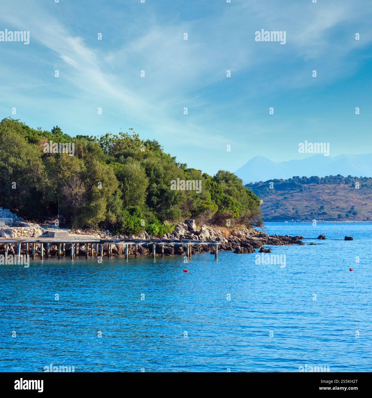 Schönen Ionischen Meer Morgen Sommer Küste Blick vom Strand (Ksamil, Albanien). Stockfoto