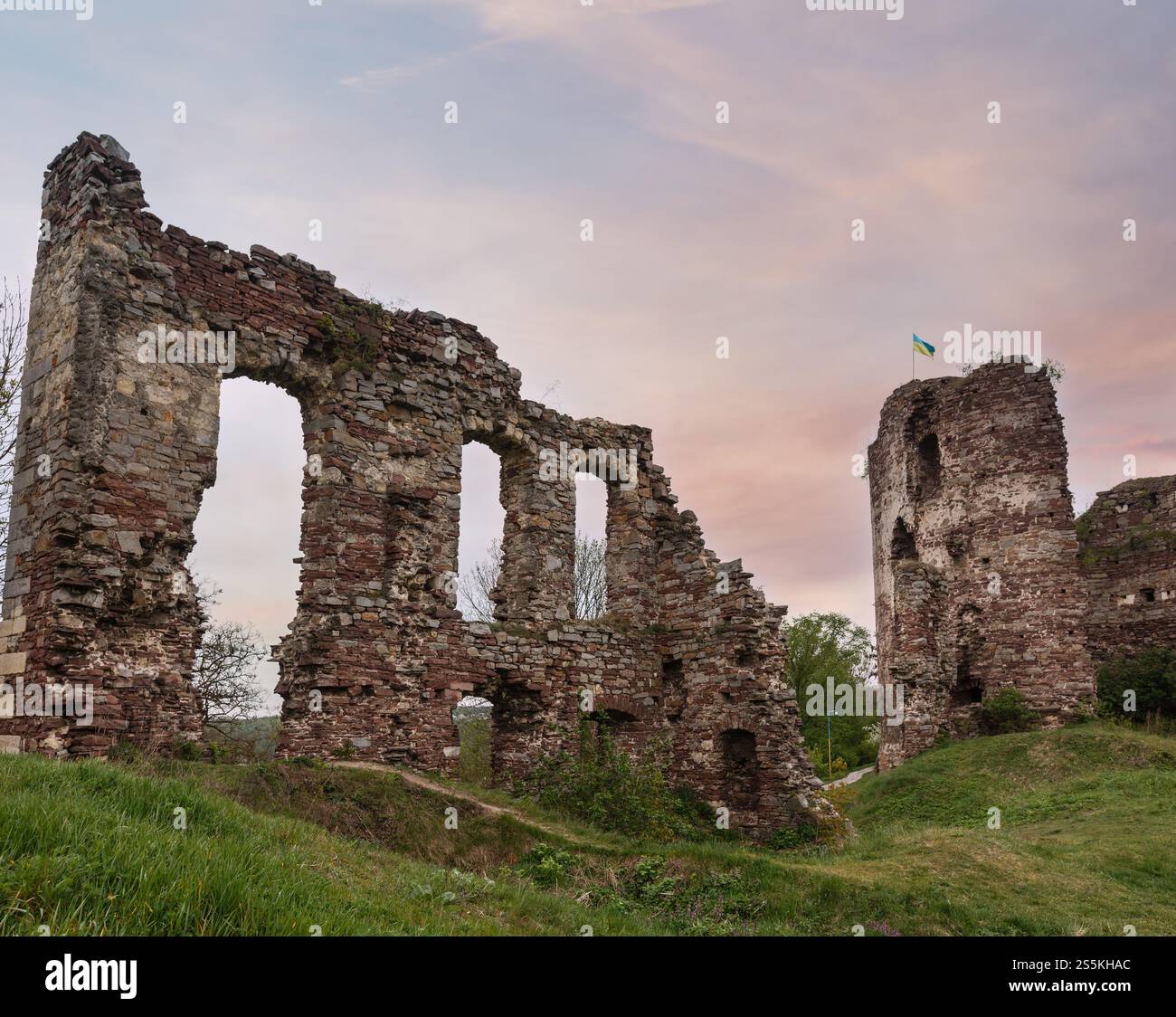 Buchach Burgruine mit ukrainischen Flagge, Oblast Ternopil, Ukraine. Aus dem 14. Jahrhundert. Stockfoto