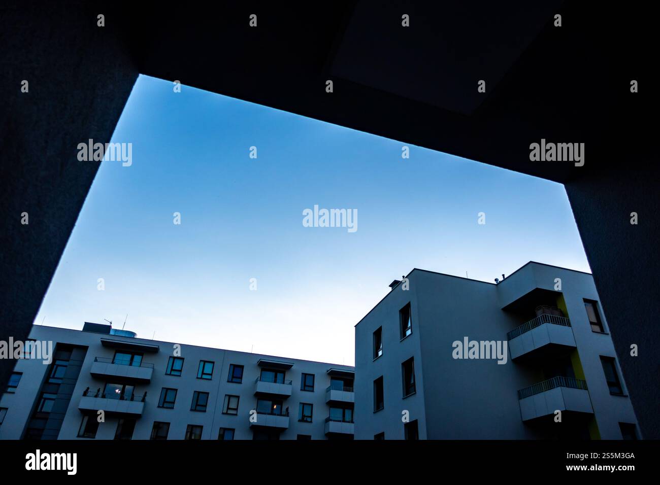 Fassaden moderner Apartmentblöcke vor blauem Himmel. Fotos im Nachmittagslicht. Stockfoto