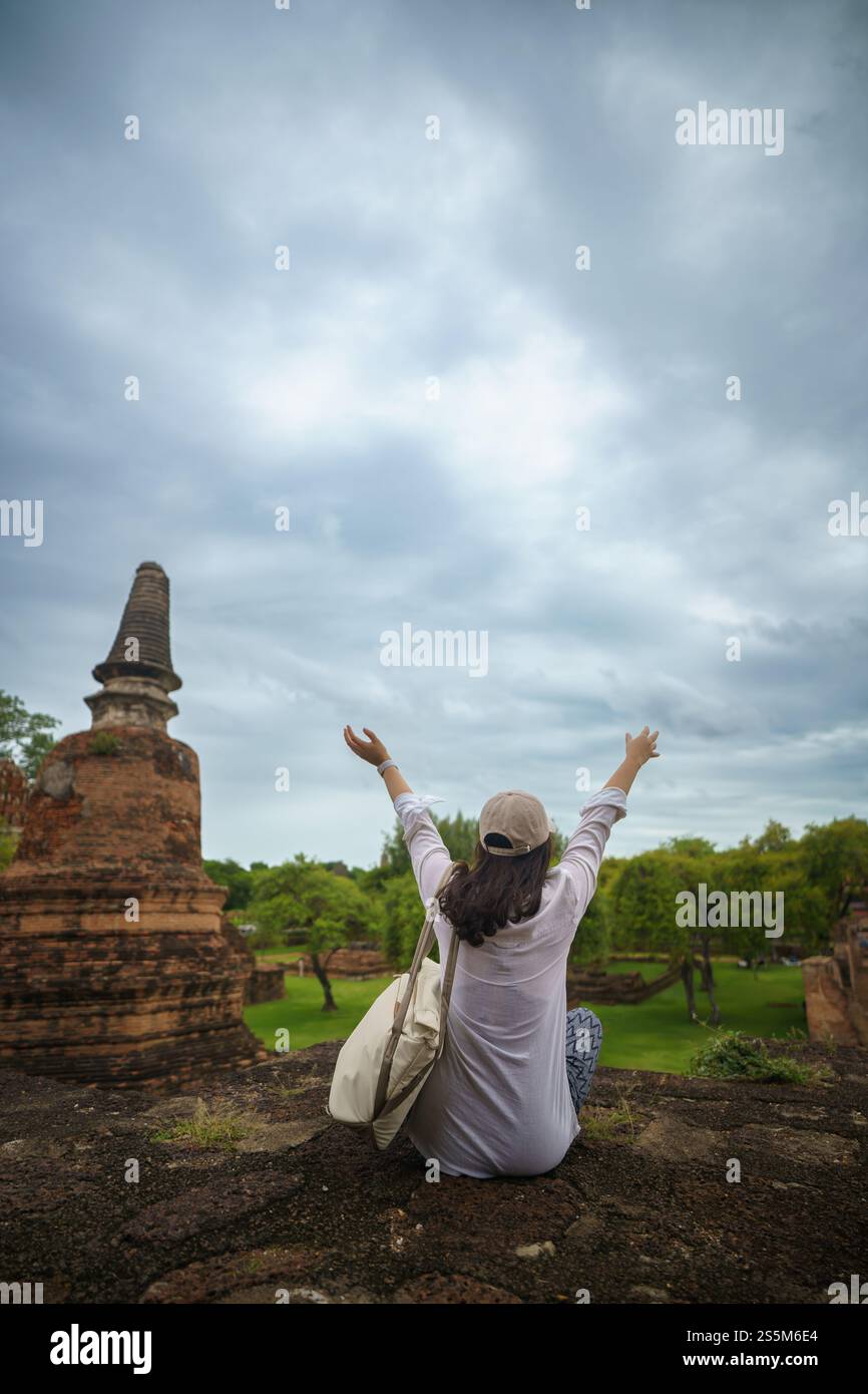 Ausgrabungsstätte für Sommerreisen in Asien. Asiatischer Frauentempel in Ayutthaya historischer antike Tempel Archäologie historische Stätte Stockfoto