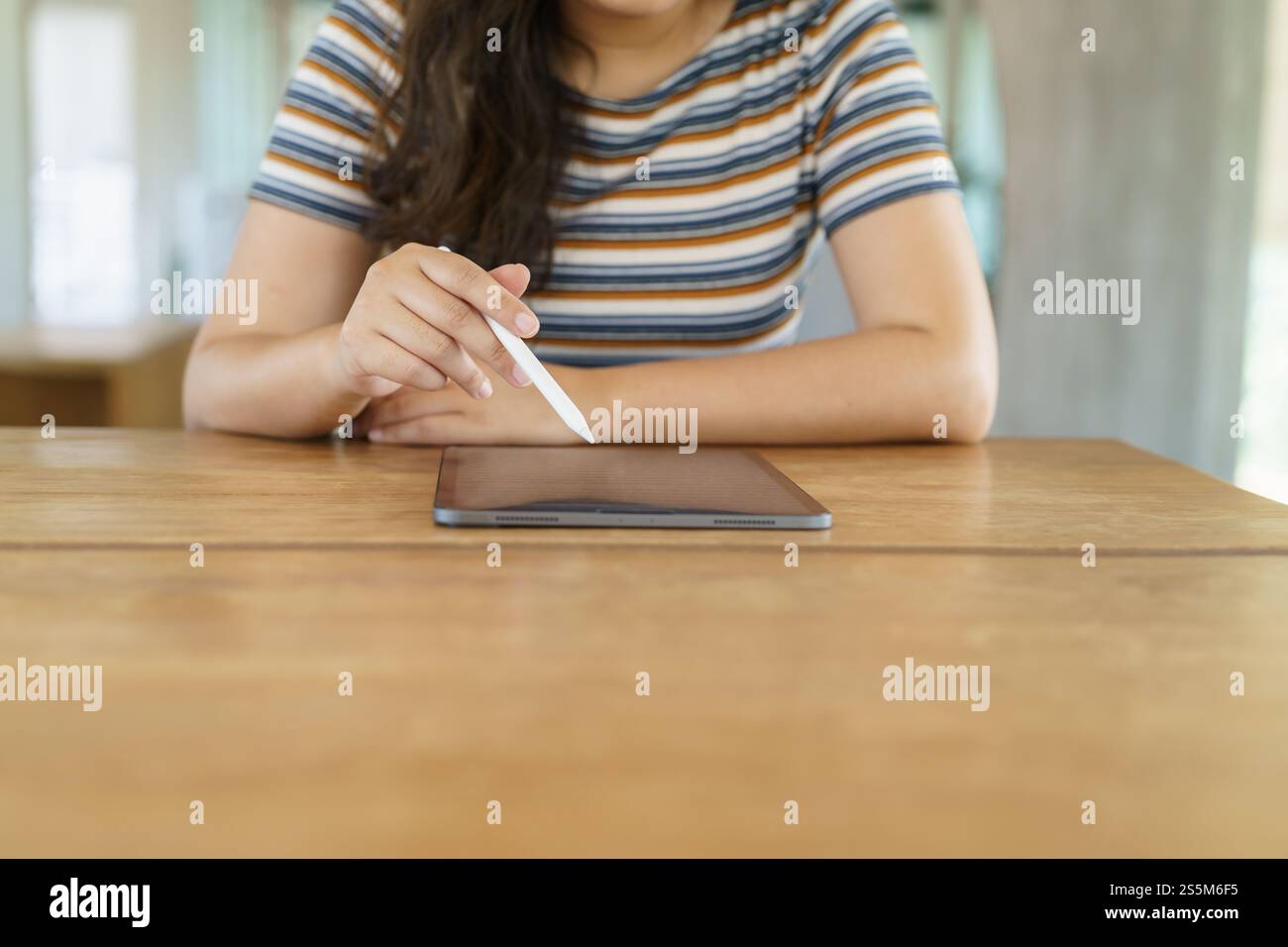 Frau, die ein Lesegerät hält, das E-Book auf einem digitalen Tablet liest, oder Social Media-Apps im Online-E-Commerce Stockfoto