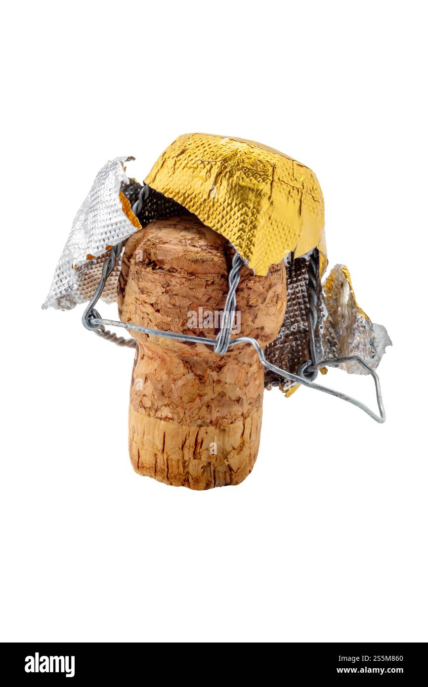 Sektweinkork und Muselette mit Goldfolie isoliert auf weiß mit Schneidepfad im Preis inbegriffen Stockfoto