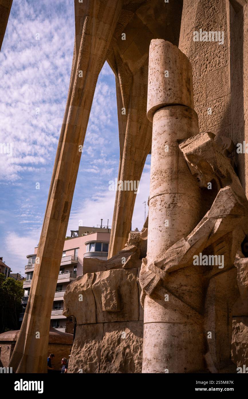 Ein beeindruckendes Bild von Jesus außerhalb der Sagrada Familia, Barcelona, wo Er in einer liebevollen Umarmung eines Postens dargestellt wird, der spirituelle Symbolismus einfängt. Stockfoto