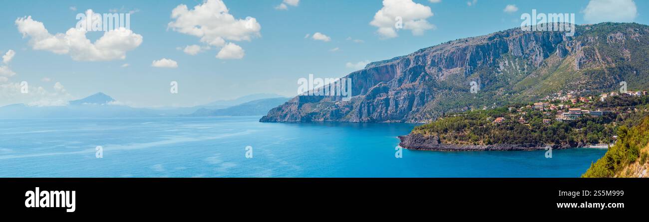 Schöne Tyrrhenische Meer Küste Landschaft. Nicht weit von Sapri, Kampanien, Italien. Stockfoto