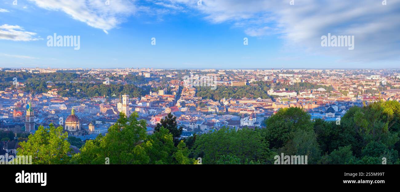 Am Vormittag zentraler Teil der Stadt Lemberg (Ukraine) Panorama vom Hügel der Hohen Burg (in Flanken Sonnenstrahlen).“ Stockfoto