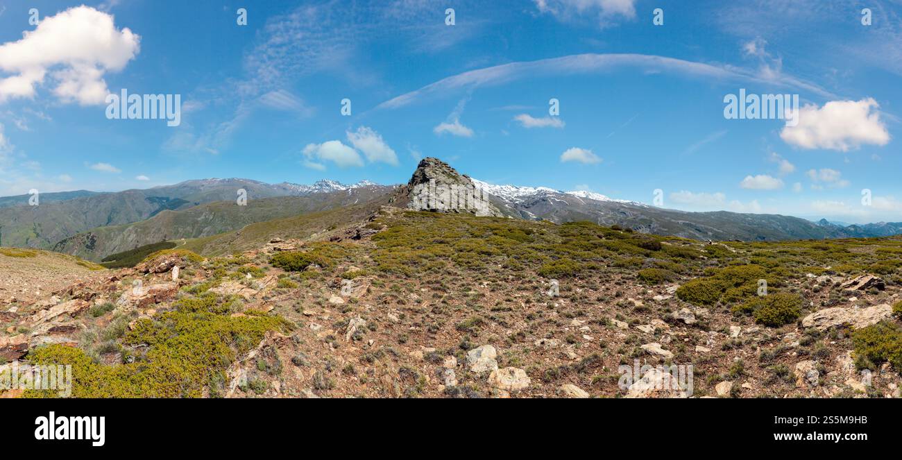 Sommer Berglandschaft mit Schnee auf Ridge (Sierra Nevada National Park, in der Nähe von Granada, Spanien). Panorama. Stockfoto