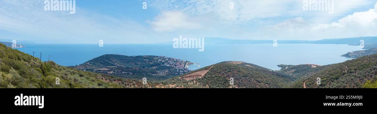 Sommer Ägäis Küste von oben. Das Dorf Pyrgadikia an der Küste (Sithonia, Chalkidiki, Griechenland). Athos tragen die Silhouette weit nach links. Stockfoto