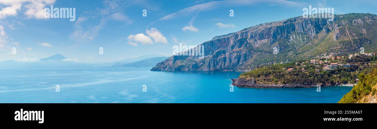 Schöne Tyrrhenische Meer Küste Landschaft. Nicht weit von Sapri, Kampanien, Italien. Stockfoto
