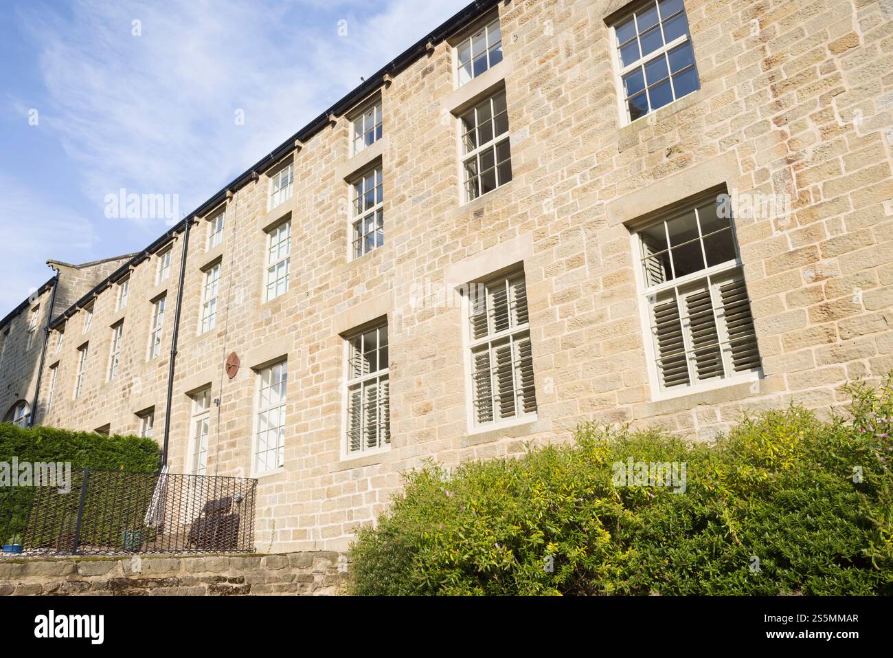 Äußere eines alten Mühlenhauses, das in Luxuswohnungen in Nidderdale, Yorkshire Dales, Großbritannien umgewandelt wurde Stockfoto
