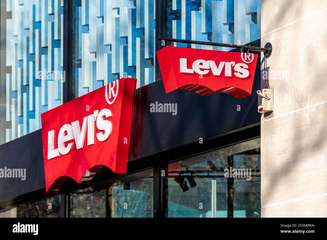 Schilder am Eingang zu einem Levi's Laden. Levi Strauss and Co ist ein US-amerikanisches Bekleidungsunternehmen, das für seine Jeans der Marke Levi bekannt ist Stockfoto