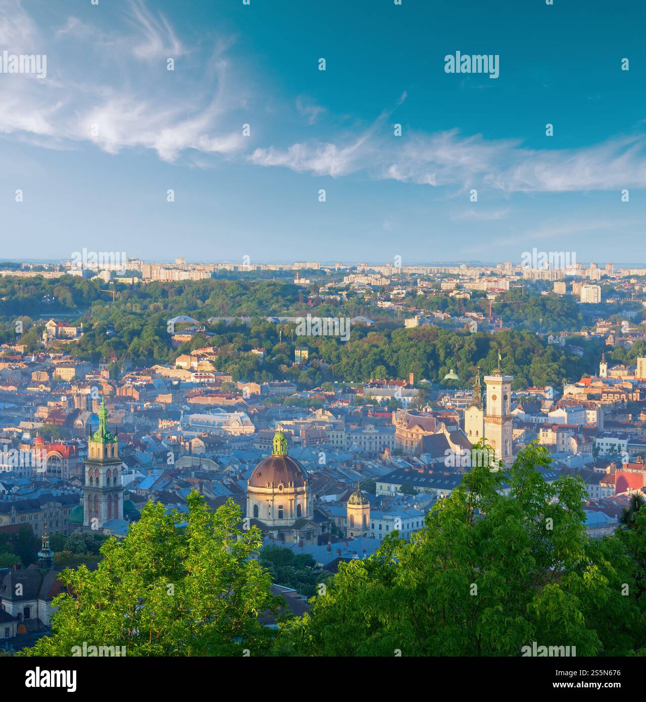 Am Vormittag im Zentrum der Stadt Lemberg (Ukraine) Panoramablick vom Burgberg (in Flankensonnenstrahlen) Stockfoto