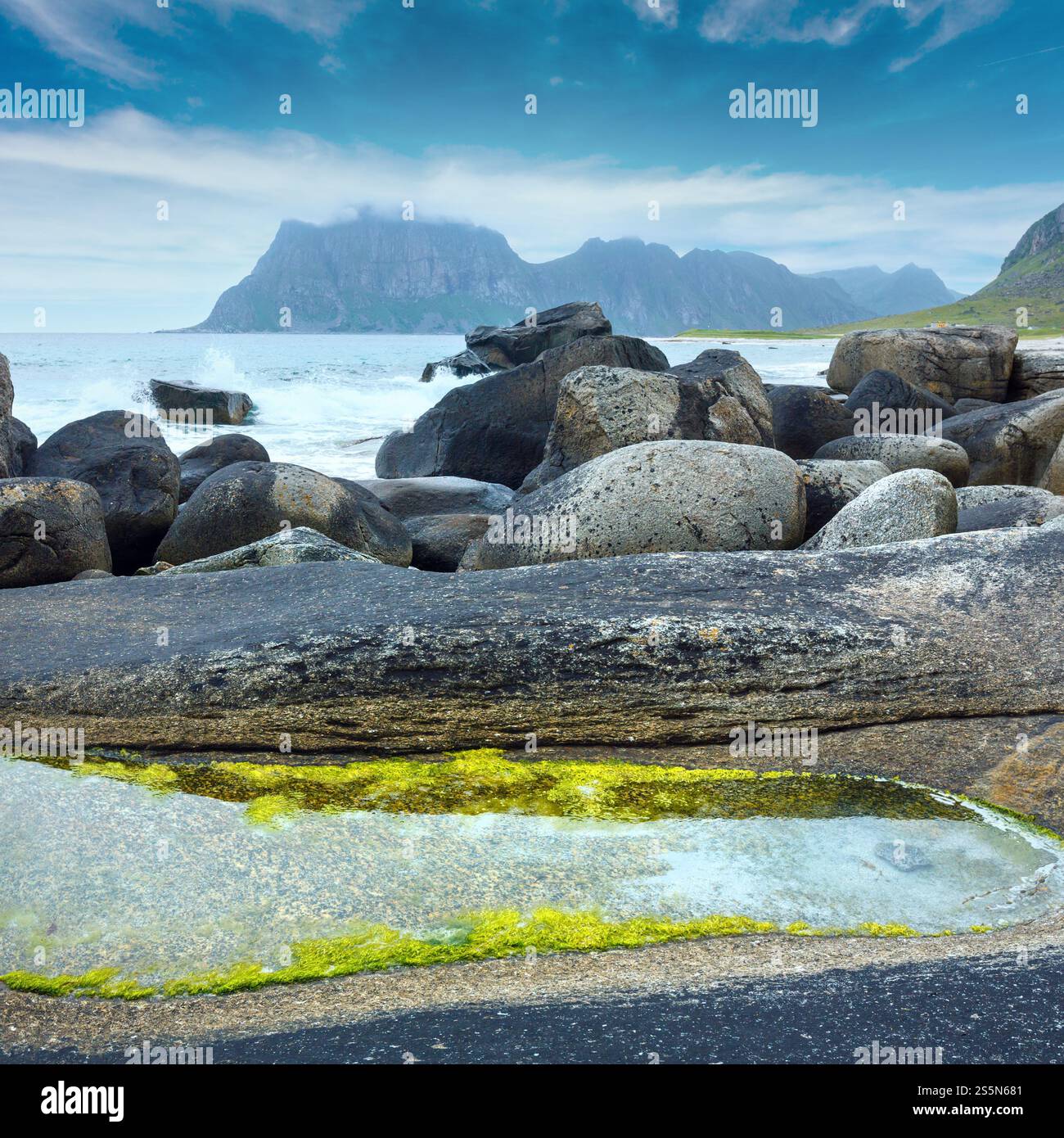 Haukland steiniger Strand Sommer Blick (Norwegen, Lofoten). Stockfoto