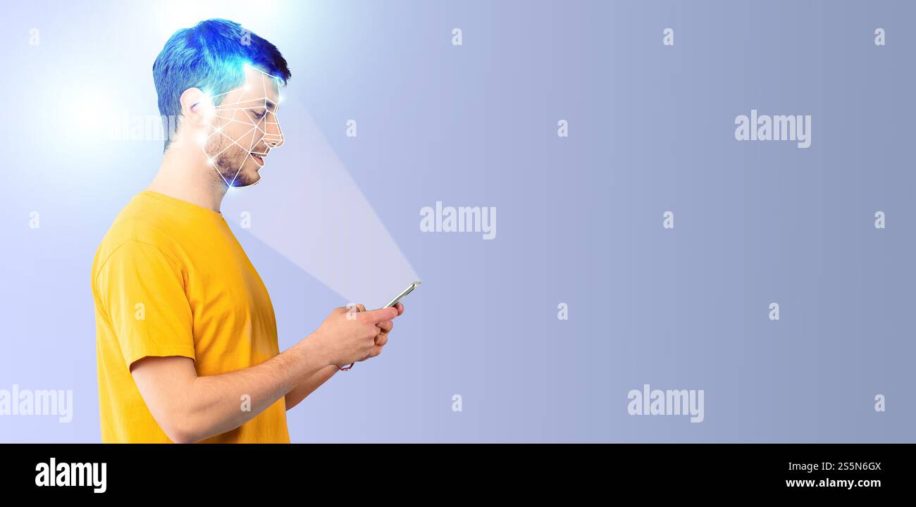 Moderne Gesichtserkennungstechnologie, die von einer Person verwendet wird, die ihr Gerät überprüft Stockfoto