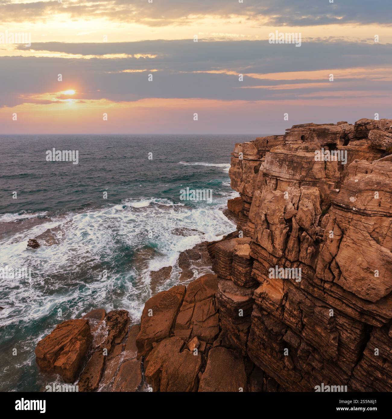 Sommer-Atlantik felsige Küstenlandschaft (Peniche, Portugal). Stockfoto