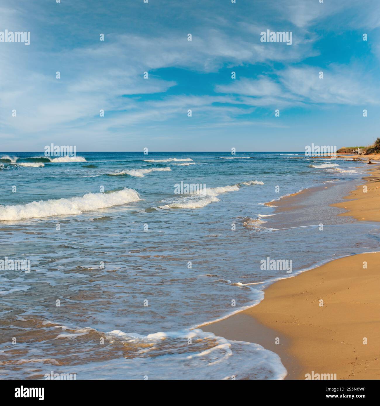 Vormittagsparadies weißer Sandstrand Malediven von Salento (Pescoluse, Salento, Apulien, Süditalien). Der schönste Sandstrand von Apulien. Stockfoto