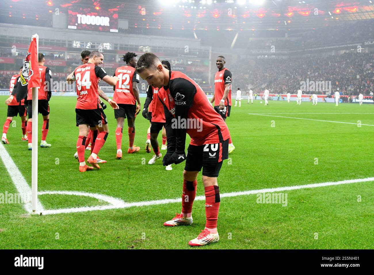 BayArena Leverkusen Deutschland, 14.01.2025, Fußball: Bundesligasaison 2024/25 Spieltag 17, Bayer 04 Leverkusen (B04) vs FSV Mainz 05 (M05) — „Loch in einem“: Torschütze Alejandro Grimaldo (B04) feiert sein Tor als Golfspieler, Bild 1 von 4 Stockfoto