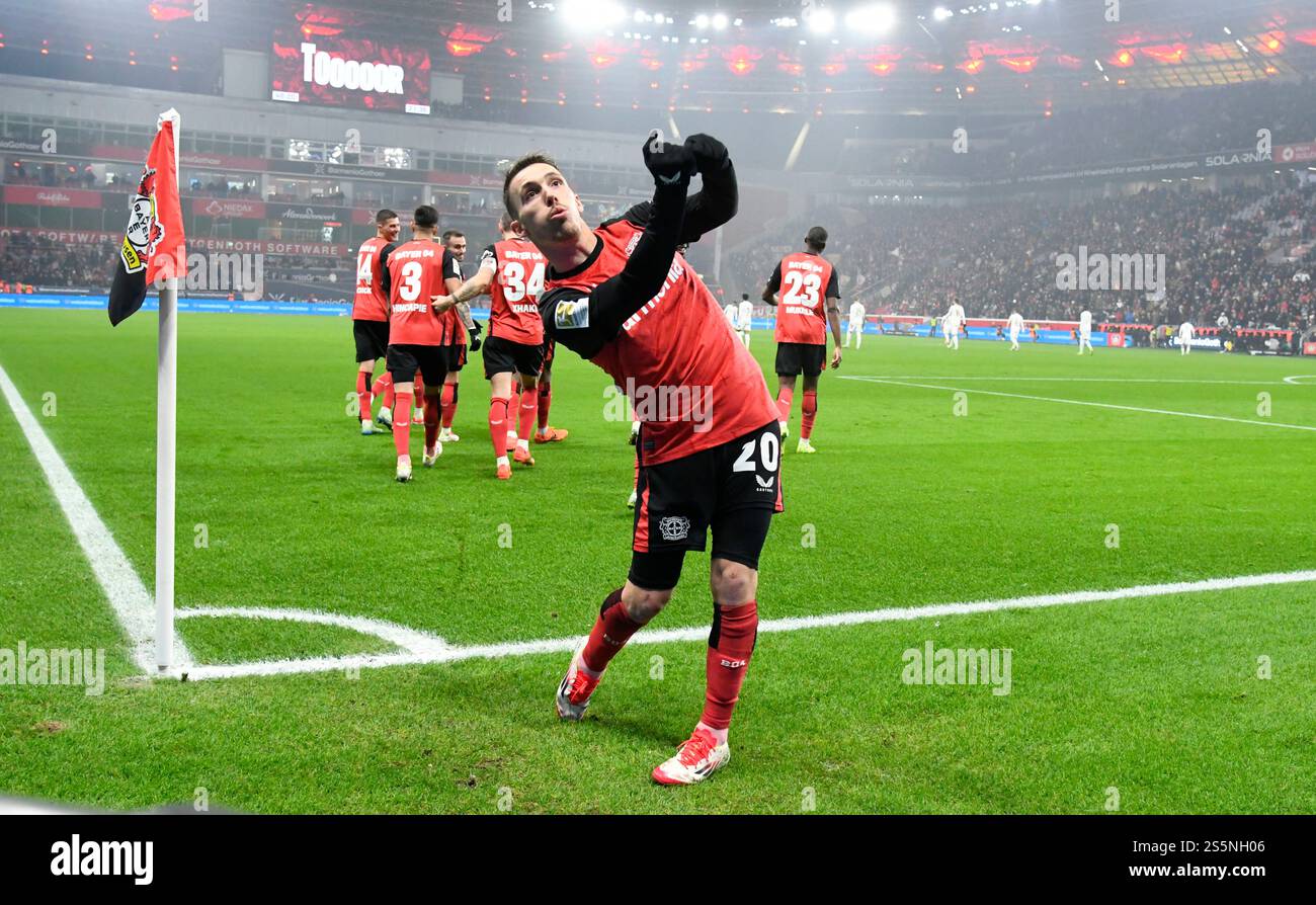 BayArena Leverkusen Deutschland, 14.01.2025, Fußball: Bundesligasaison 2024/25 Spieltag 17, Bayer 04 Leverkusen (B04) vs FSV Mainz 05 (M05) — „Loch in einem“: Torschütze Alejandro Grimaldo (B04) feiert sein Tor als Golfspieler, Bild 3 von 4 Stockfoto