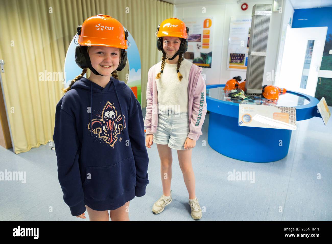 Besucherzentrum mit Besuchern von Familie/Kindern/Kindern/Kindern/Kindern im Urlaub im EDF betriebenen Kernkraftwerk Sizewell in Suffolk, Großbritannien. (140) Stockfoto