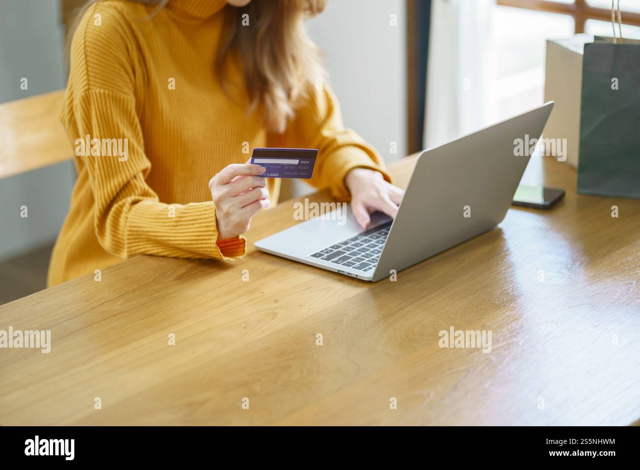 Frau, die auf einem Laptop mit Kreditkarte für Internet Online-E-Commerce-Einkaufen Geld ausgeben Online-Einkaufen Handy-Laptop-Technologie Stockfoto