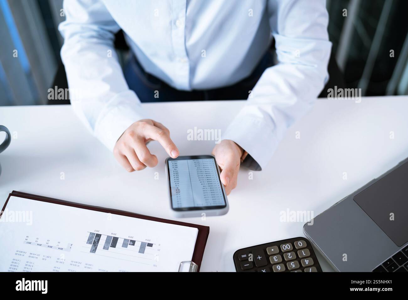 Geschäftsleute, die ein Smartphone halten, arbeiten mit mobilen Geräten. Mobiltelefontechnologie E-Commerce Stockfoto