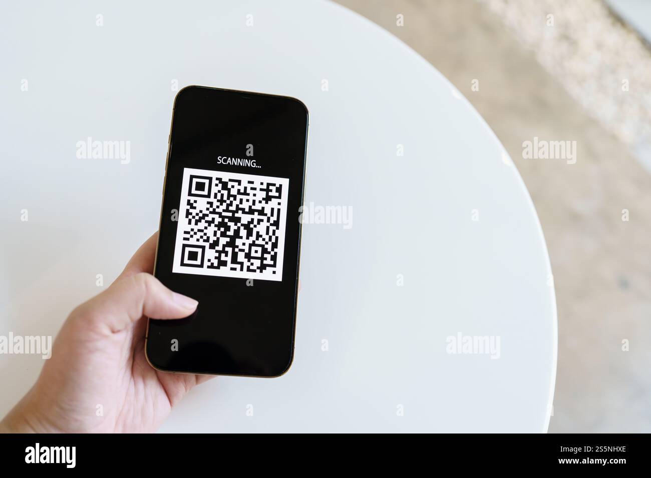 QR-Code-Zahlung. E-Wallet. Man Scanning Tag akzeptiert generieren digitale Zahlung ohne Geld.Scannen QR Code Online Shopping bargeldlose Zahlung und Stockfoto
