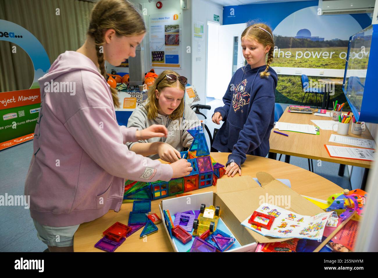 Besucherzentrum mit Besuchern von Familie/Kindern/Kindern/Kindern/Kindern im Urlaub im EDF betriebenen Kernkraftwerk Sizewell in Suffolk, Großbritannien. (140) Stockfoto