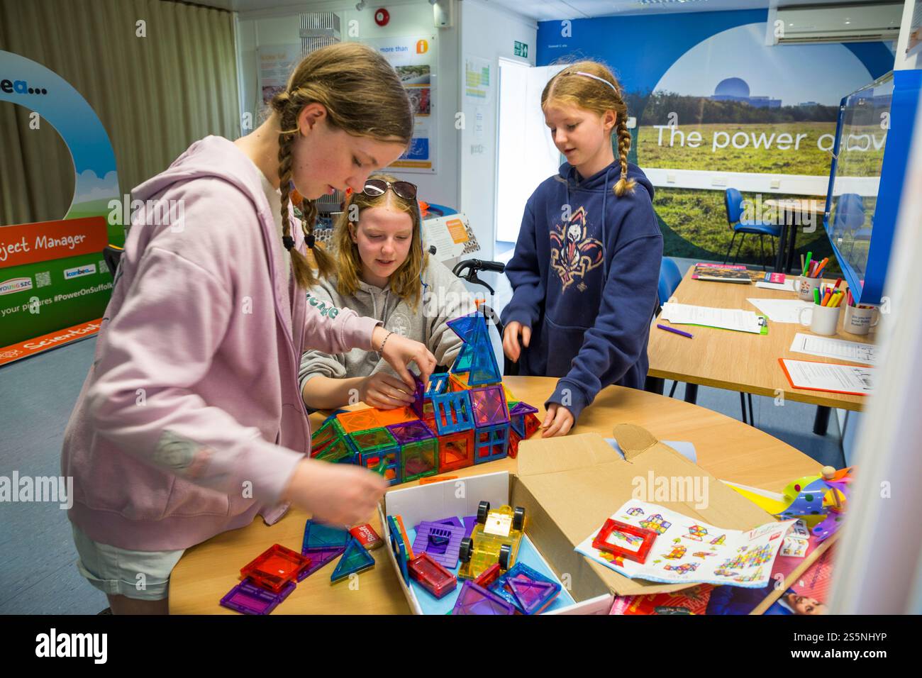Besucherzentrum mit Besuchern von Familie/Kindern/Kindern/Kindern/Kindern im Urlaub im EDF betriebenen Kernkraftwerk Sizewell in Suffolk, Großbritannien. (140) Stockfoto