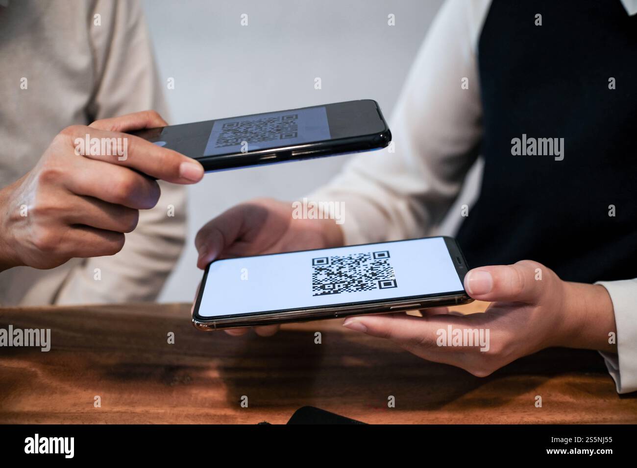 QR-Code-Zahlung. Frau scannt QR-Code Online-Shopping bargeldloses Technologiekonzept Stockfoto