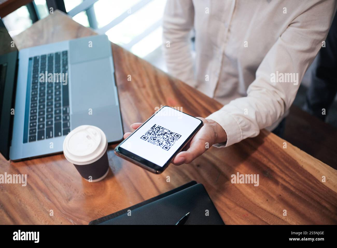 QR-Code-Zahlung. Frau scannt QR-Code Online-Shopping bargeldloses Technologiekonzept Stockfoto